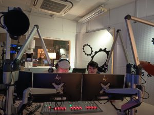 Alpi und Samuel am Mischpult