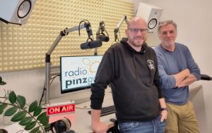 Johannes Schindlegger und Georg Wimmer stehen im Radiostudio