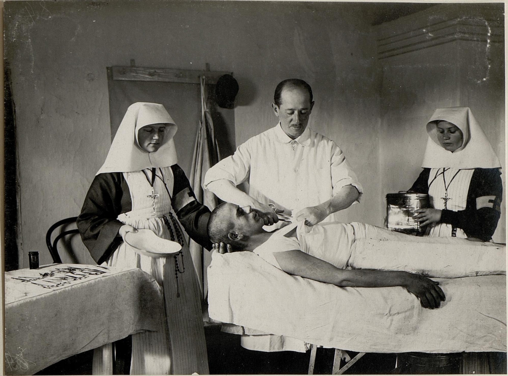 Austrian operation room of a field hospital in Russia, 28 November 1915 (Österreichische Nationalbibliothek)